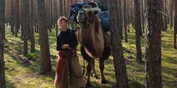 Wyjątkowa historia 22-latki i wielbłąda. Będą szli przez naszą okolicę