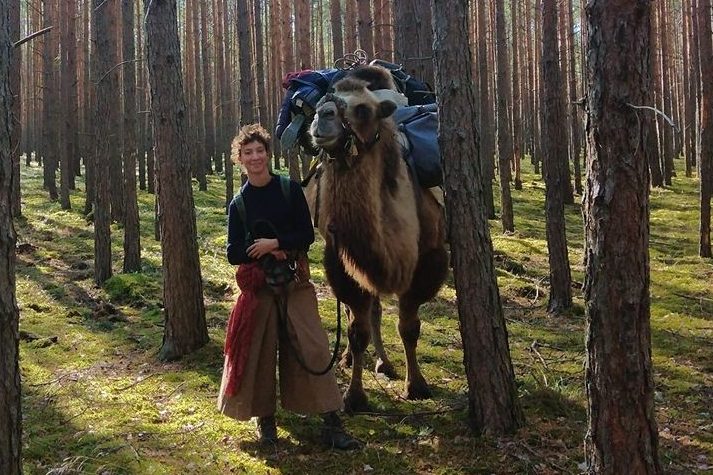 Wyjątkowa historia 22-latki i wielbłąda. Będą szli przez naszą okolicę