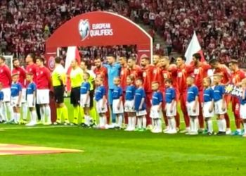 Maks wyprowadzał piłkarzy na mecz Polska – Macedonia