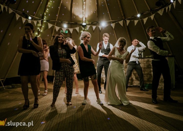 Oprawa muzyczna wesela – zespół czy DJ?