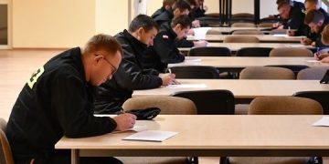 Zdali egzamin, mogą dowodzić