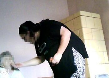 Echa procesu opiekunki. Patrzy w lustro i brzydzi się sobą