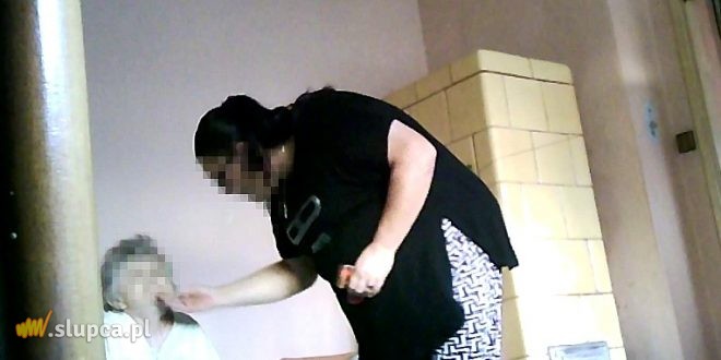 Echa procesu opiekunki. Patrzy w lustro i brzydzi się sobą