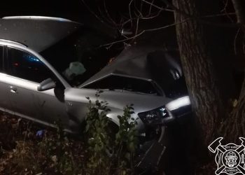 Wypadek przy remizie. Auto uderzyło w drzewo ZDJĘCIA