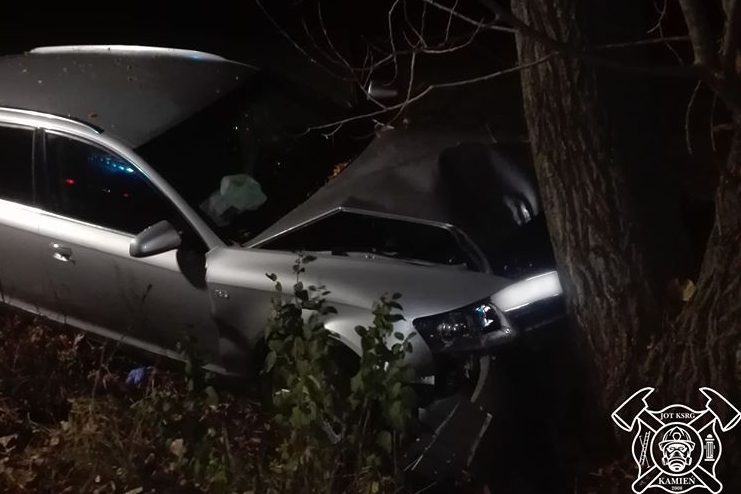 Wypadek przy remizie. Auto uderzyło w drzewo ZDJĘCIA