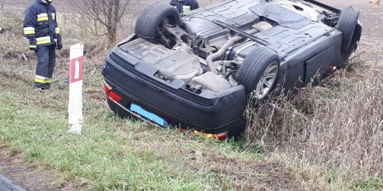 Wypadek na drodze. Kobieta w szpitalu