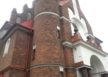 Ostrowite: Rynny na kościele do wymiany