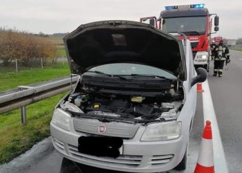 Na drodze zapalił się samochód