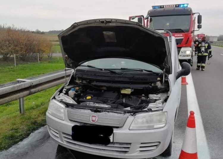 Na drodze zapalił się samochód