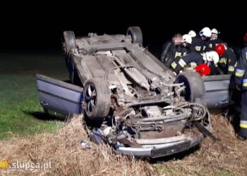 Poważny wypadek. Kobieta uwięziona w samochodzie