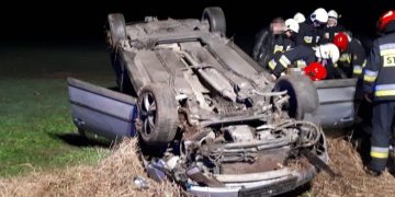 Poważny wypadek. Kobieta uwięziona w samochodzie