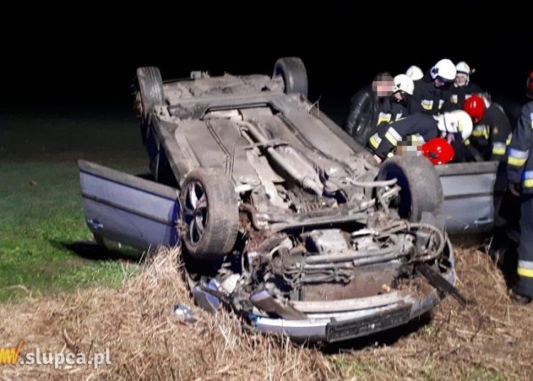 Poważny wypadek. Kobieta uwięziona w samochodzie