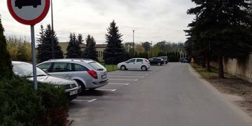 Przejęli drogę do cmentarza