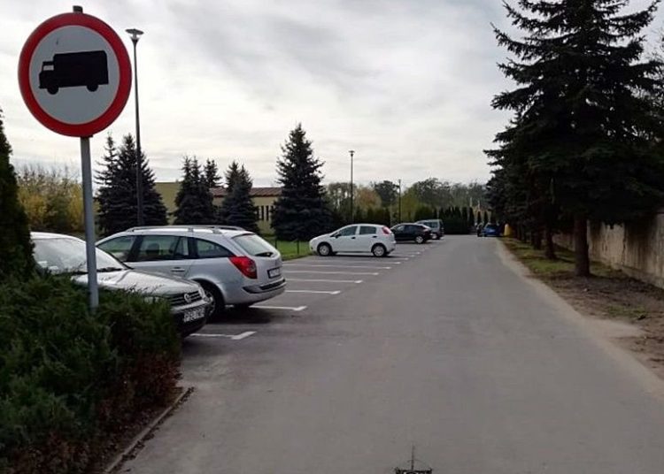 Przejęli drogę do cmentarza