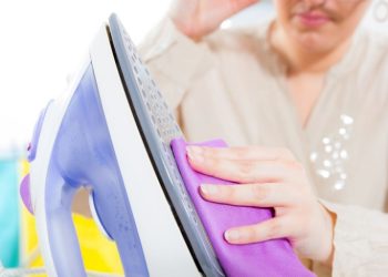 Jak wyczyścić przypalone żelazko ceramiczne, teflonowe?