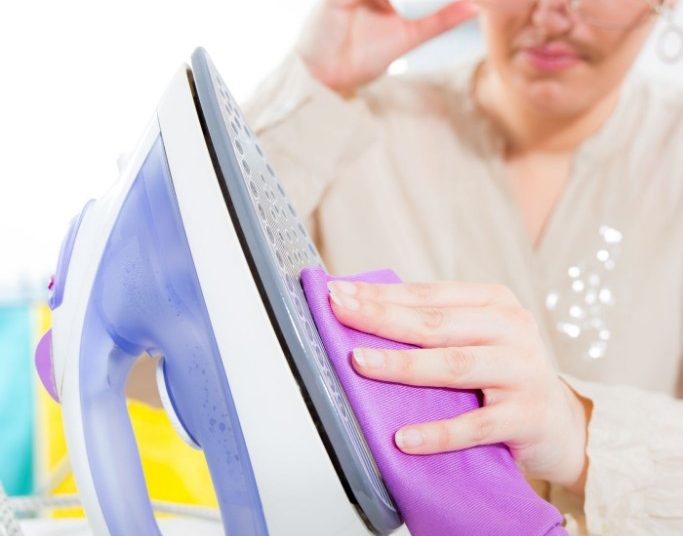 Jak wyczyścić przypalone żelazko ceramiczne, teflonowe?