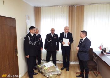 Łomów: Przekazali strażakom stroje