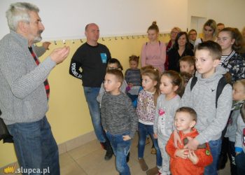 Dzieci z Młodojewa w fabryce bombek