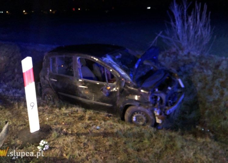 Zjechał z drogi i dachował. Wypadek w Kluczewnicy