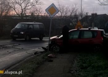 Na łuku uderzył w ciężarówkę ZDJĘCIA