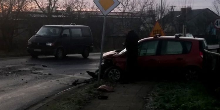 Na łuku uderzył w ciężarówkę ZDJĘCIA