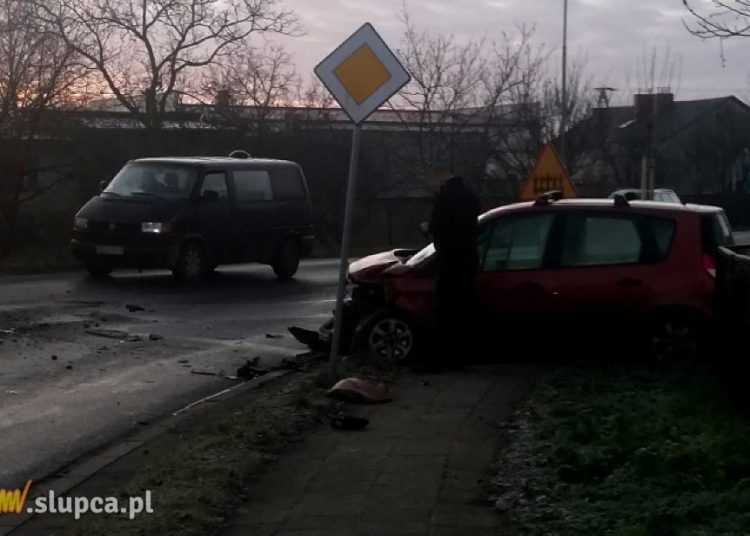 Na łuku uderzył w ciężarówkę ZDJĘCIA