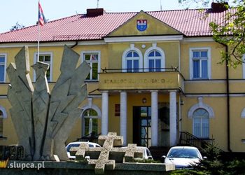 Starostwo musi wypłacić odszkodowanie byłemu pracownikowi