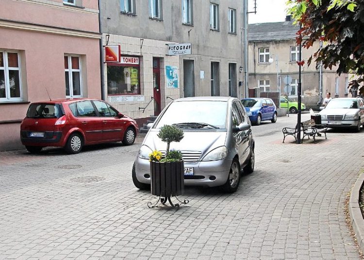 Nadal zastawiają słupecki deptak