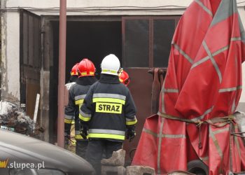 Pożar w warsztacie samochodowym. Trwa akcja