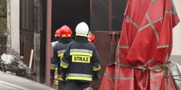 Pożar w warsztacie samochodowym. Trwa akcja