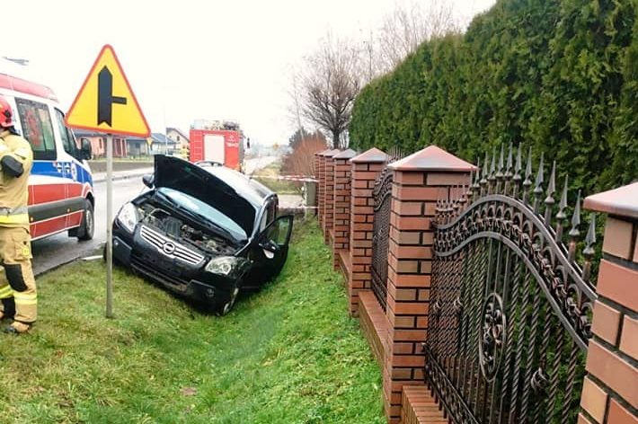 Wypadła z drogi, uszkodziła skrzynkę