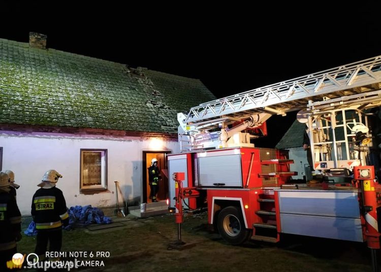 Odłamki komina uszkodziły dach ZDJĘCIA