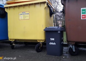 Przy blokach pojawiły się dodatkowe kosze