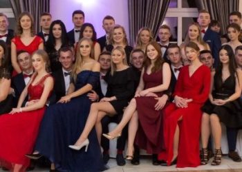 Maturzyści z ZSZ bawili się na studniówce ZDJĘCIA