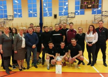 Korwin obronił koronę