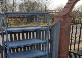 Na cmentarzu pojawiły się regały