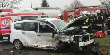 Wypadek w Strzałkowie. Kierowca w szpitalu ZDJĘCIA