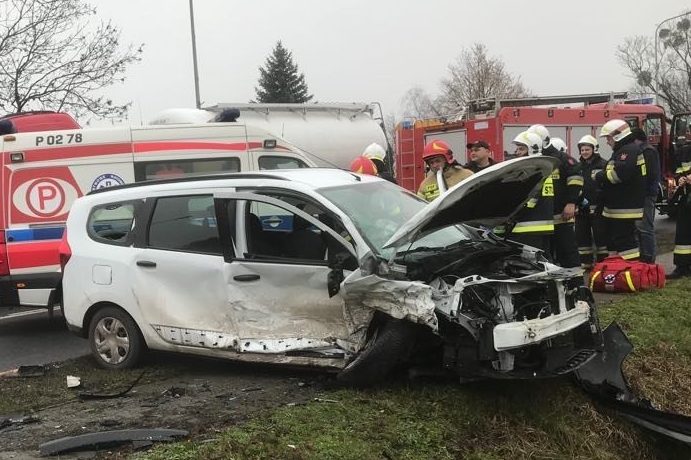 Wypadek w Strzałkowie. Kierowca w szpitalu ZDJĘCIA