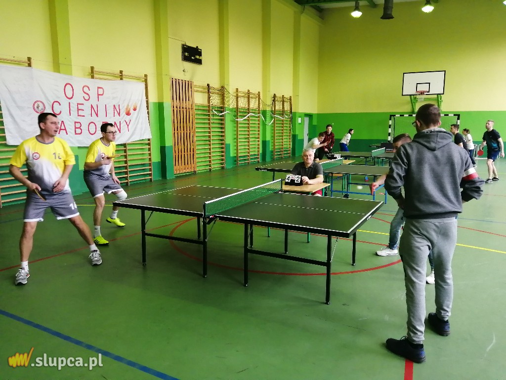 Anna Trawka i Cienin Zaborny z pucharami dyrektora