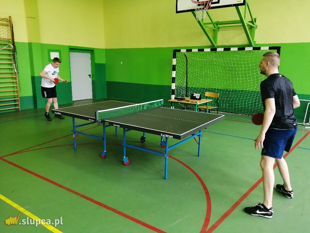 Anna Trawka i Cienin Zaborny z pucharami dyrektora