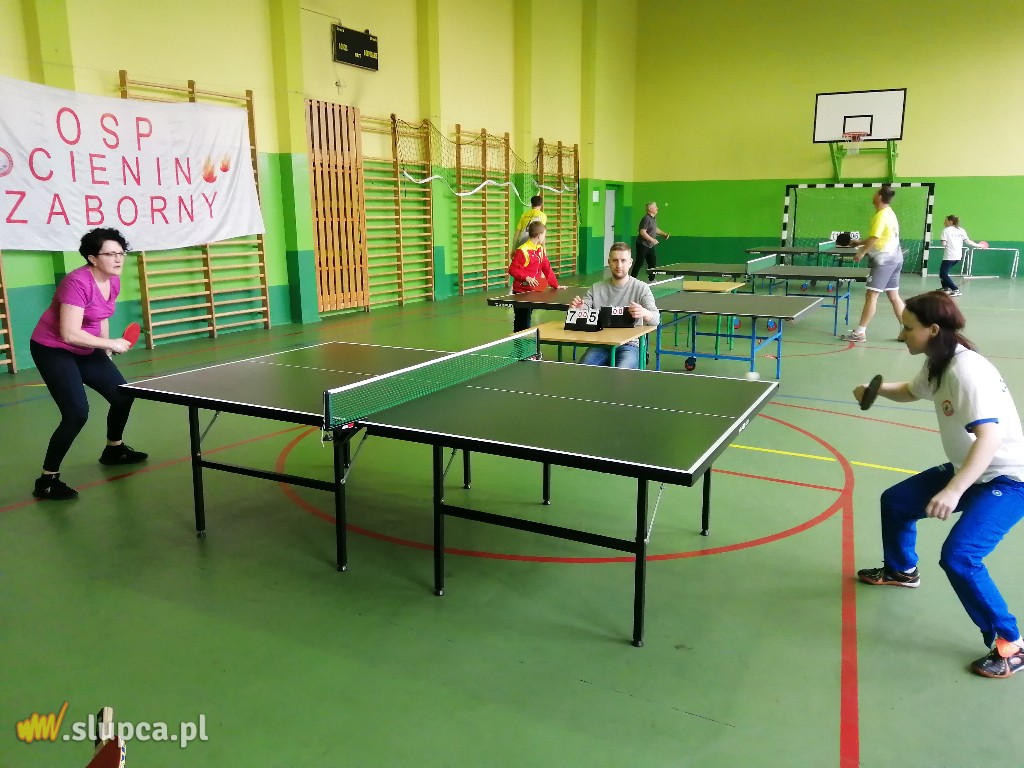 Anna Trawka i Cienin Zaborny z pucharami dyrektora