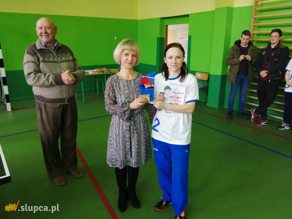 Anna Trawka i Cienin Zaborny z pucharami dyrektora