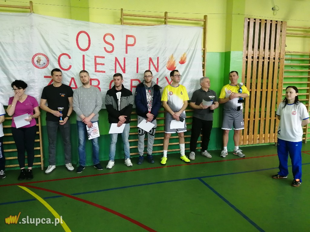 Anna Trawka i Cienin Zaborny z pucharami dyrektora