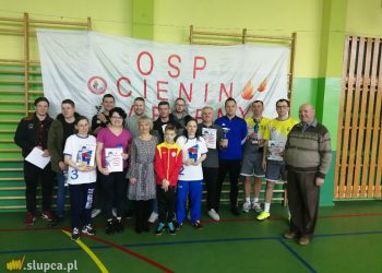 Anna Trawka i Cienin Zaborny z pucharami dyrektora