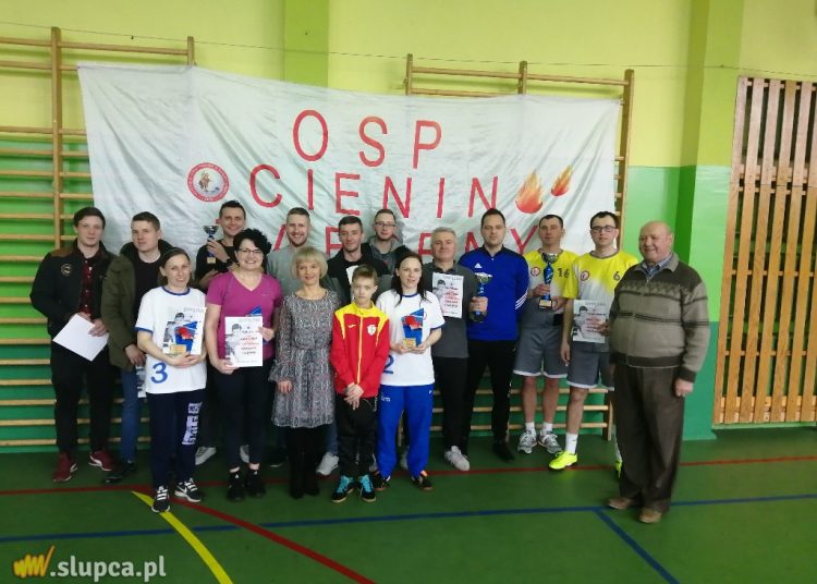 Anna Trawka i Cienin Zaborny z pucharami dyrektora