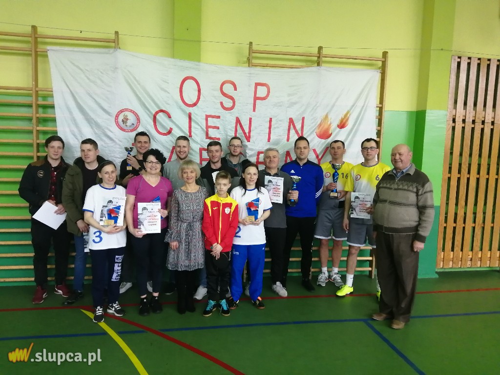 Anna Trawka i Cienin Zaborny z pucharami dyrektora