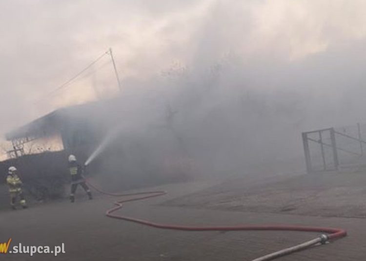 Pożar w Cieninie. Płoną magazyny