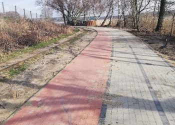 Palą gumę na nowej promenadzie