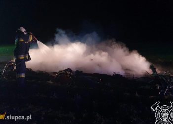 W nocy gasili pożar przyczepy