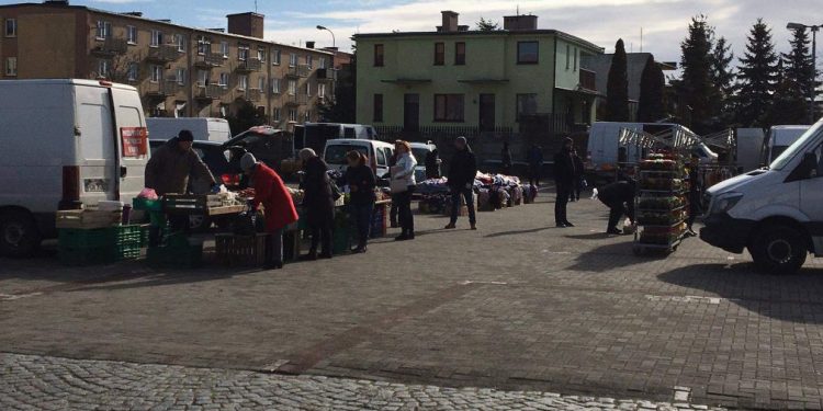 Targowisko znowu działa. Handlowało 11 kupców